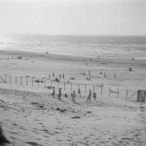 De prinsessen op het strand in de omgeving van het paleis, Bestanddeelnr 255-7509