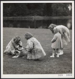 De prinsessen met een hond in de tuin van paleis Soestdijk te Baarn, Bestanddeelnr 019-1066