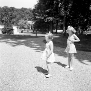 De prinsessen Irene en Margriet in het park van het paleis, Bestanddeelnr 255-7899