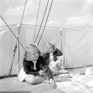 De prinsessen Beatrix en Irene lunchen aan dek, Bestanddeelnr 255-7595