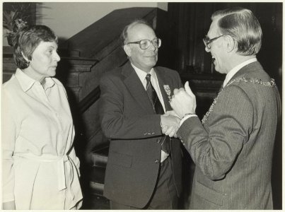 De scheidende directeur van het Frans Halsmuseum, Dick Couvée samen met zijn vrouw Friedl en burgemeester Jan Reehorst. NL-HlmNHA 54021221