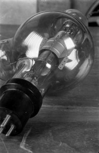 De radio-ontvanger SQUIBB, gemaakt in kamp Tjimahi in 1942 door de Nederlandse , Bestanddeelnr 8748