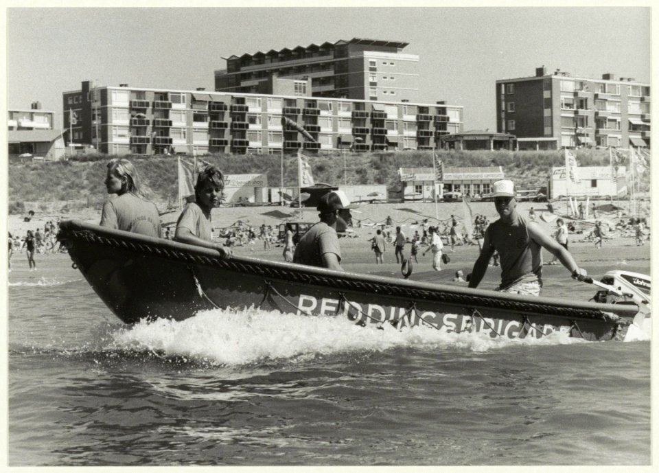 De Reddingsbrigade bij Zandvoort. Op de achtergrond de boulevard
