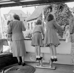 De prinsessen Juliana, Beatrix, Irene en Marijke op de rug gezien aan de reling , Bestanddeelnr 255-7471