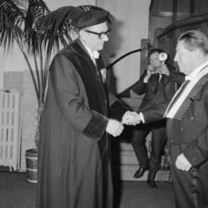De promotor prof. J. H. van den Broek feliciteert Gerrit Rietveld, Bestanddeelnr 915-9348