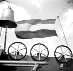De Nederlandse vlag, scheepsklok en strangenremmen van de sleepboot Damco 9 bij…, Bestanddeelnr 254-0914