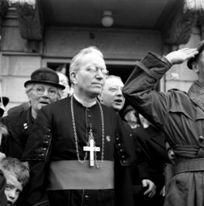 De prins op bezoek bij de bisschop van Roermond, mgr Lemmens, die tijdelijk, Bestanddeelnr 900-2547