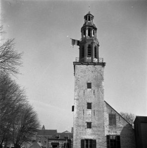 De Nederlandse vlag en een rode wimpel hangt aan de toren van het stadhuis van H, Bestanddeelnr 900-4045