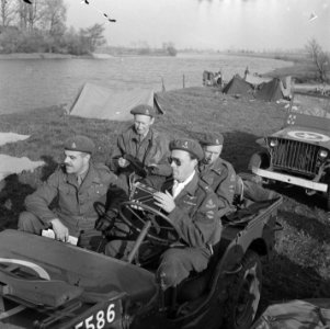 De Prins met camera in de hand bij een bivak aan de IJssel Onder de voorruit, Bestanddeelnr 900-2532