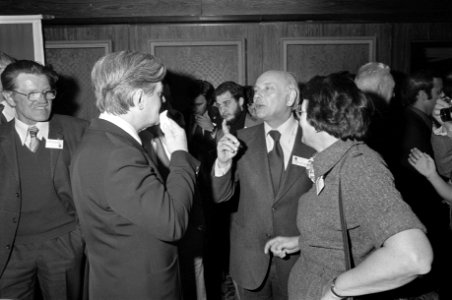 De Nederlandse PvdA-leider Joop den Uyl in gesprek met de Duitse SPD-leider helm, Bestanddeelnr 929-1259