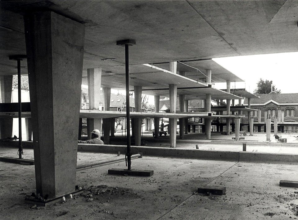 De Raaks Parkeergarage tijdens de bouw in een enigszins gevorderd stadium. Geschonken in 1976 door Dhr. D. Tump te Haarlem. Identificatienummer 54-003987
