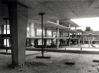 De Raaks Parkeergarage tijdens de bouw in een enigszins gevorderd stadium. Geschonken in 1976 door Dhr. D. Tump te Haarlem. Identificatienummer 54-003987