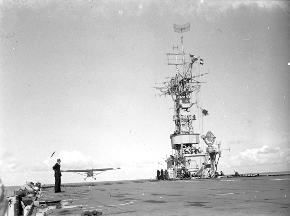 De Nederlandse pers aan boord van Hr. Ms. Karel Doorman, Bestanddeelnr 902-3764