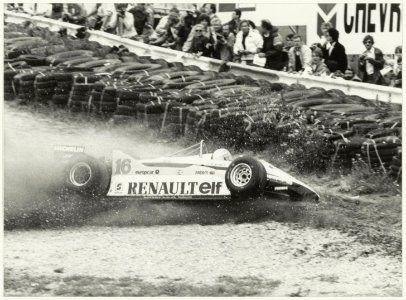 De raceauto van René Arnoux komt in de zandbak van de Tarzanbocht tot stilstand. Grand Prix 1982. NL-HlmNHA 54004038