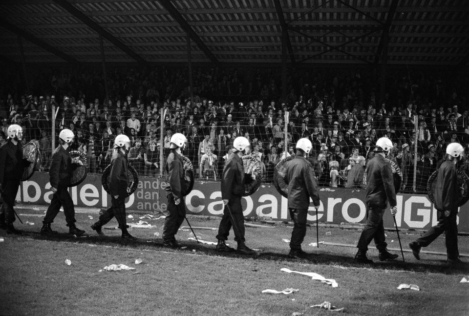 De Mobiele Eenheid voor de tribune met Feijenoord supporters, Bestanddeelnr 930-4788