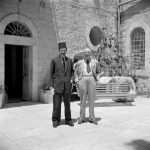 De Nederlandse consul-generaal in Israel dr. J.A. Nederbragt samen met Abdullh B, Bestanddeelnr 255-1627