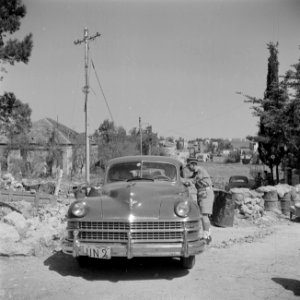 De Nederlandse consul-generaal Dr.J.A. Nederbragt passeert met zijn auto de gren, Bestanddeelnr 255-1623