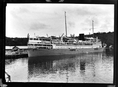 De ms Indrapoera van de Rotterdamse Lloyd in de haven van Sabang, Bestanddeelnr 935-3121