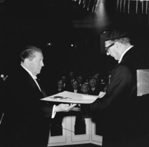 De promotor prof. J. H. van den Broek (r) reikt de heer G.Th. Rietveld, Bestanddeelnr 915-9346