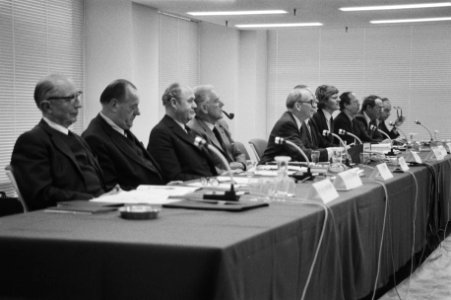 De raad van bestuur en de raad van comissarissen achter de tafel bij een buiteng, Bestanddeelnr 931-2939