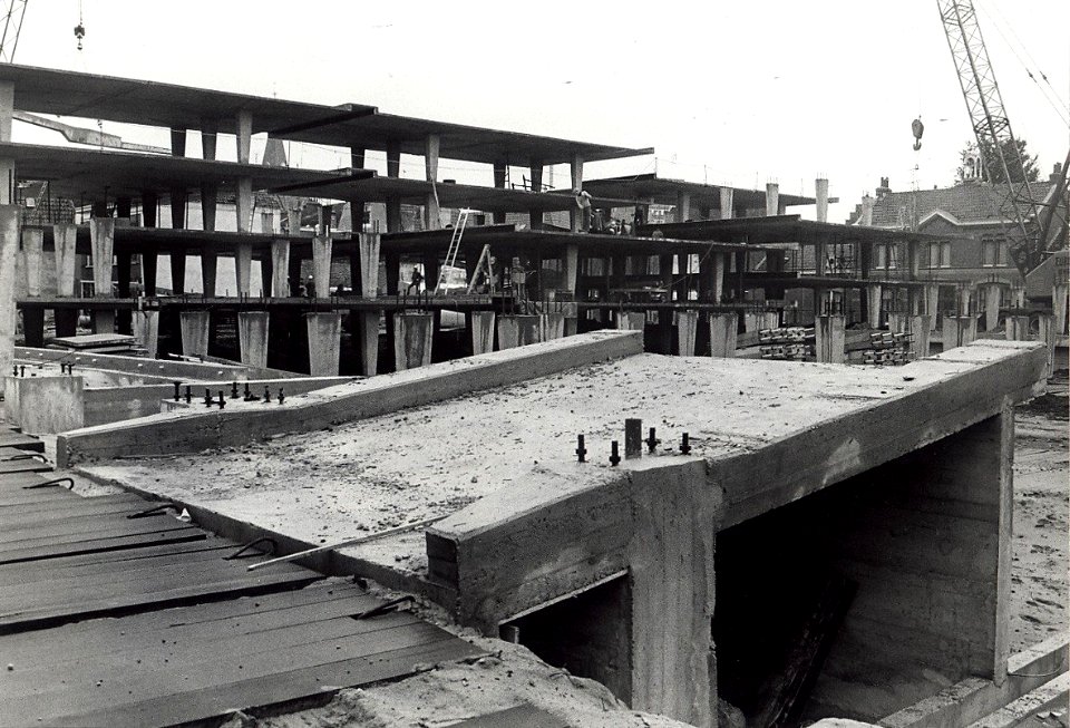 De Raaks Parkeergarage, de bouw in een gevorderd stadium. Op de achtergrond de gevels aan de Zuiderstraat. Geschonken in 1976 door Dhr. D. Tump. Identificatienummer 54-003990, NL-HlmNHA 1478 25900 K 38