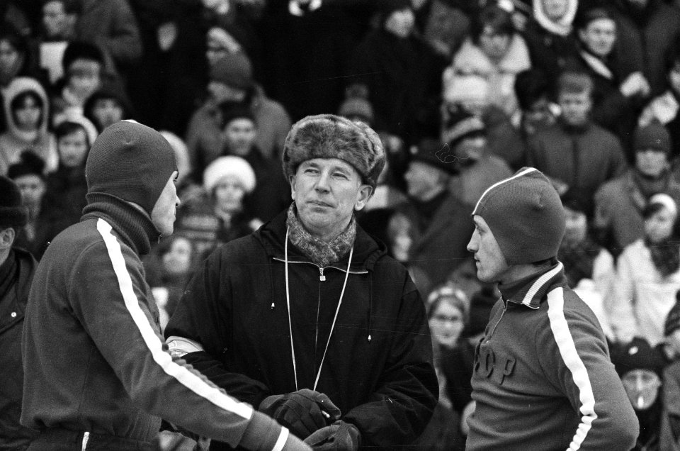 De russische schaatsers Matusevich (l) en Kaplan met hun trainer Stenin, Bestanddeelnr 920-0947
