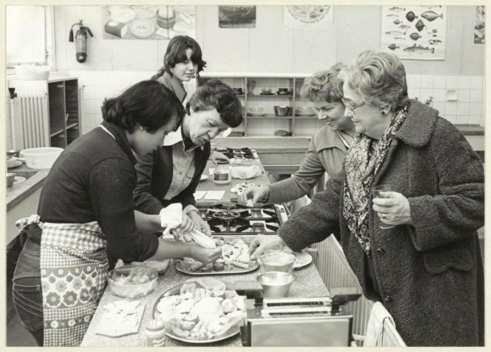 De Schalkweideschool, protestants-christelijke school voor lager huishoud- en nijverheidsonderwijs, houdt open huis t.g.v. de ingebruikneming van de nieuwbouw. NL-HlmNHA 54004831