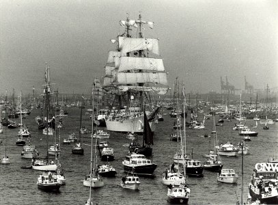 De schepen van Sail 1990 op het Noordzeekanaal op weg naar Amsterdam. Aangekocht in 1990 van UPdeBoer. - Negatiefnummer 32783 K 22a. - Gepubliceerd in Haarlems Dagblad van 09.08.1990