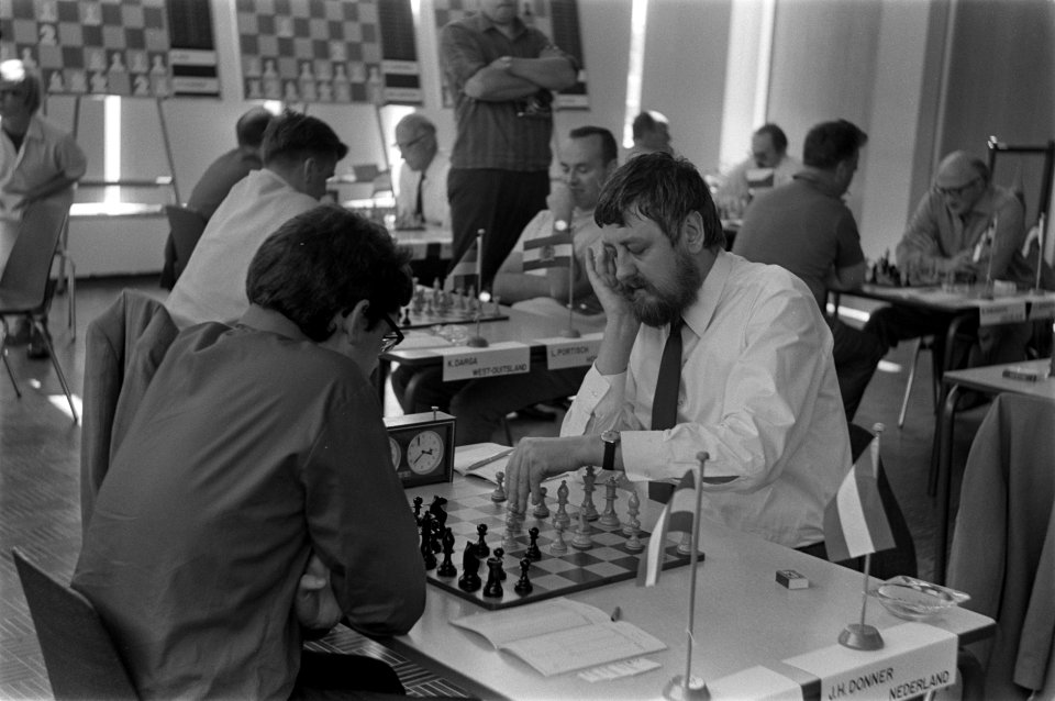 De Nederlandse schaakgrootmeester Jan Hein Donner (l) in actie, Bestanddeelnr 922-6320
