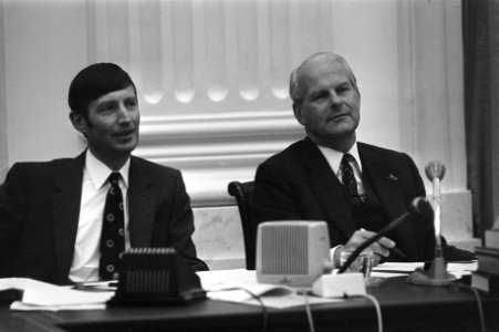 De ministers Dries van Agt (l) (CDA) van Justitie en Hans de Koster (VVD) van D…, Bestanddeelnr 925-6823