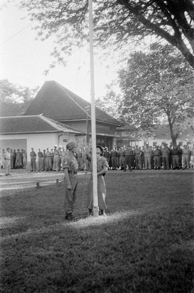 De Nederlandse vlag wordt gehesen, Bestanddeelnr 447-5-3