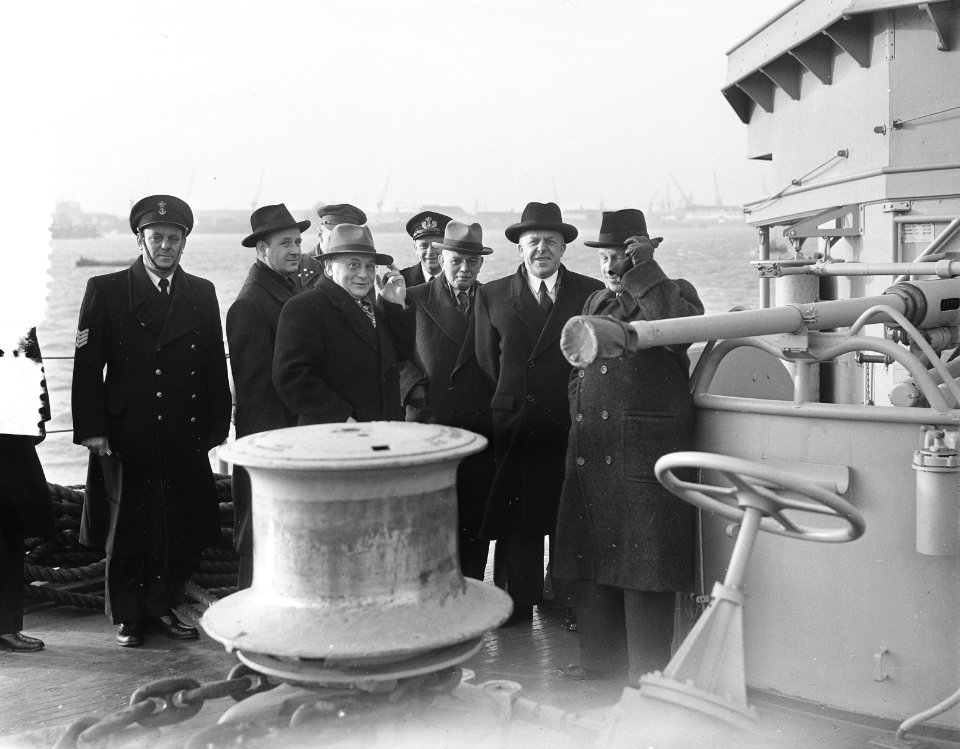 De minister van Oorlog en Marine, ir. C. Staf, bracht met de Defensiecommissie e, Bestanddeelnr 906-9235