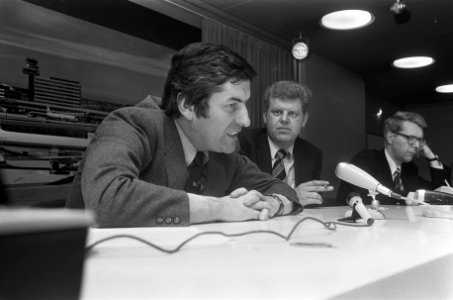 De ministers (links Lubbers) tijdens de persconferentie, Bestanddeelnr 927-0016