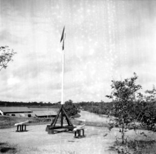 De Nederlandse vlag in Moengo in Suriname, Bestanddeelnr 252-6597