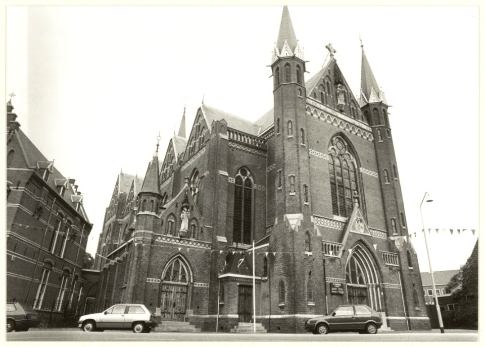 De negotische kerk Allerheiligste Hart van Jezus in het Kleverpark. NL-HlmNHA 54031417