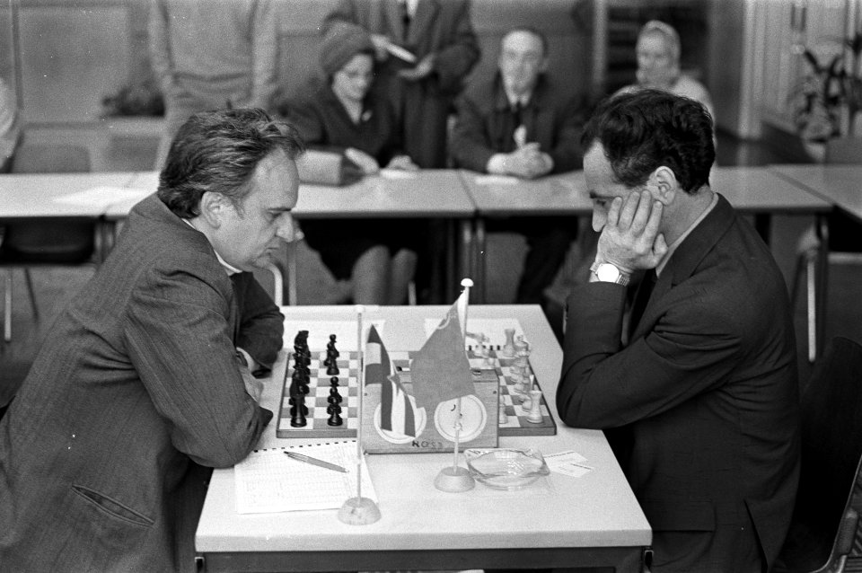 De Russische schaker Lev Poloegajevski (r) tegen de Joegoeslavische schaker Bori, Bestanddeelnr 925-6479