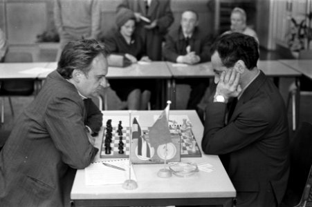 De Russische schaker Lev Poloegajevski (r) tegen de Joegoeslavische schaker Bori, Bestanddeelnr 925-6479