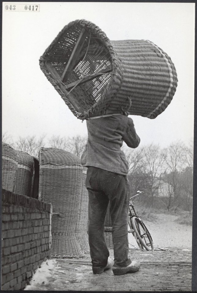 De rieten strandstoelen komen uit de berging, Bestanddeelnr 043-0417