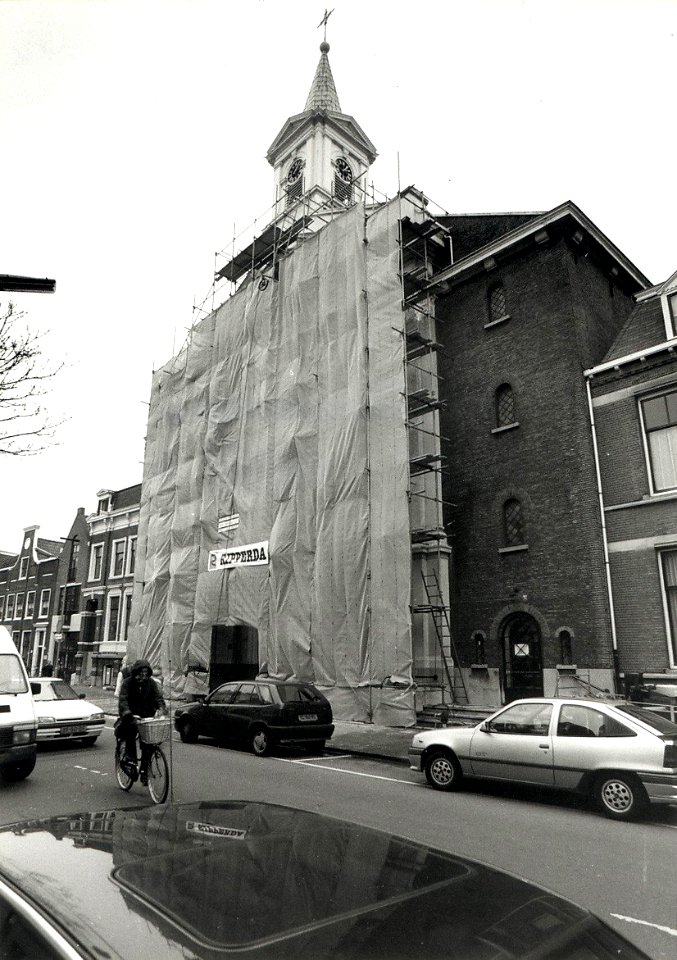 De Restauratie van de Sint Antonius van Padua-kerk aan de Nieuwe Groenmarkt. Aangekocht van United Photos de Boer bv. - Negatiefnummer 35504 k 7-7a. - Gepubliceerd in het Haarlems Dagblad van 03-12-19