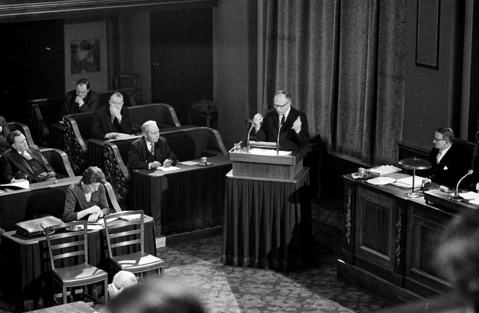 De Mammoetwet in de Eerste Kamer , als eerste spreker de heer Van Hulst van de C, Bestanddeelnr 914-7882