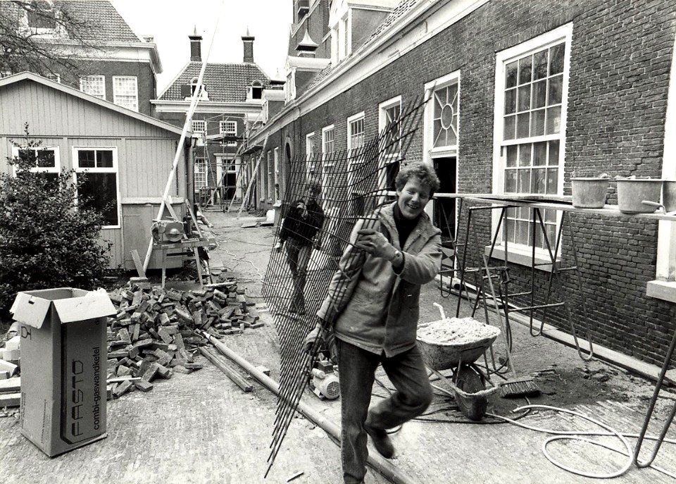 De renovatie van het hofje van Staats. Aangekocht in 1989 van United Photos de Boer bv. - Negatiefnummer 30490 k 18. - Gepubliceerd in het Haarlems Dagblad van 20.04.1989, NL-HlmNHA 54010752