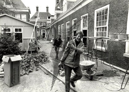 De renovatie van het hofje van Staats. Aangekocht in 1989 van United Photos de Boer bv. - Negatiefnummer 30490 k 18. - Gepubliceerd in het Haarlems Dagblad van 20.04.1989, NL-HlmNHA 54010752