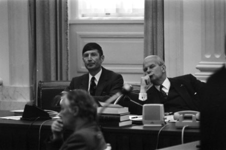 De ministers Dries van Agt (l) (CDA) van Justitie en Hans de Koster (VVD) van D…, Bestanddeelnr 925-6822