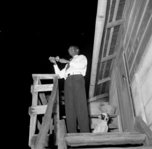 De luiden van de bel tot de kerkdienst in Langetabbetje in Suriname, Bestanddeelnr 252-6730