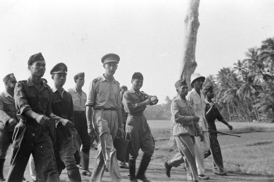 De Republikeinse delegatie arriveert lopend in gezelschap van een buitenlandse , Bestanddeelnr 1509-4-3