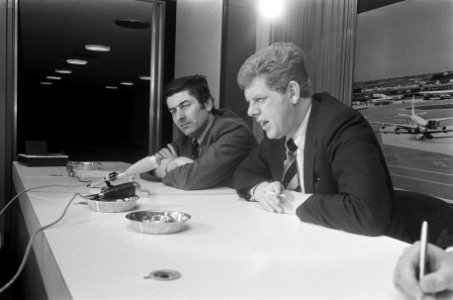 De ministers (links Lubbers) tijdens de persconferentie, Bestanddeelnr 927-0018