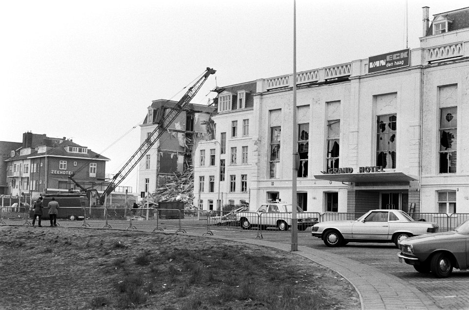 De resten van het hotel met een sloopmachine, Bestanddeelnr 927-0324