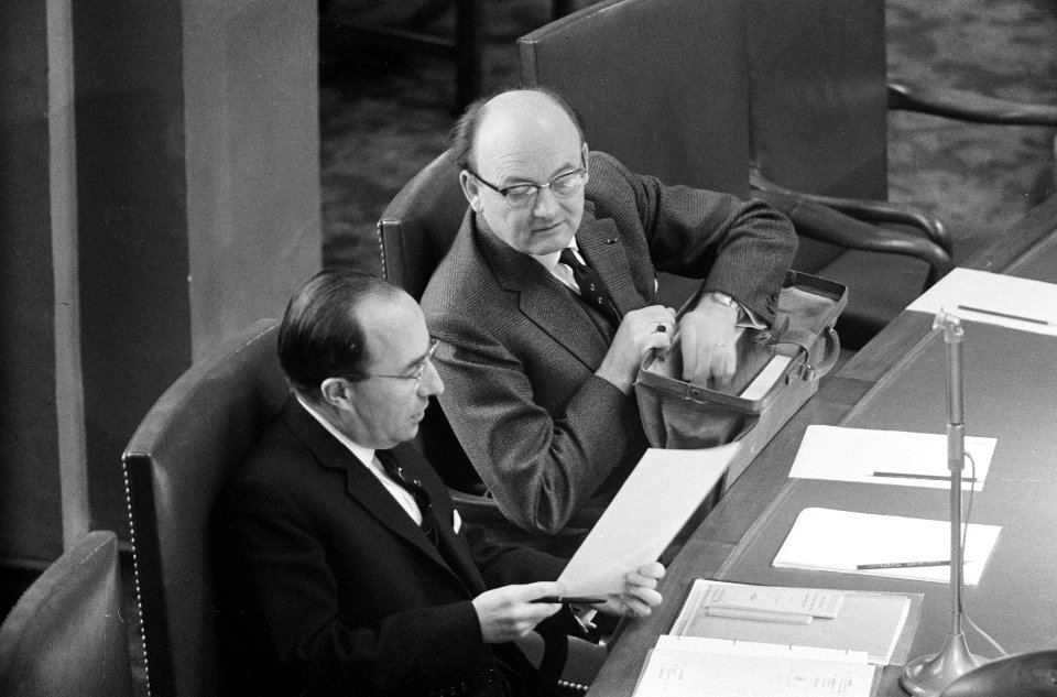 De Mammoetwet in de Eerste Kamer, als eerste spreker de heer Van Hulst van de CH, Bestanddeelnr 914-7883