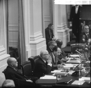 De regeringstafel met als tweede van links minister van Justitie Samkalden en ve, Bestanddeelnr 918-4321
