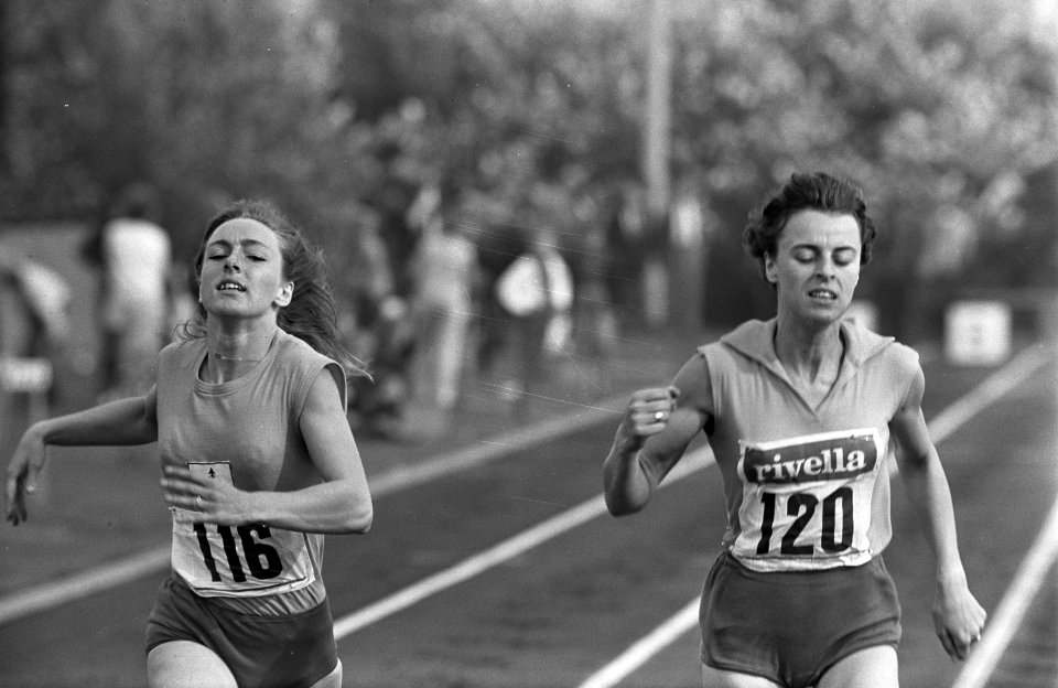 De marathonloop voor vrouwen W. Wokke (links) en T. v.d. Made v.d. Zwaard lopen, Bestanddeelnr 921-6413